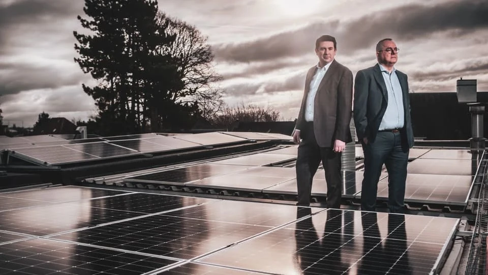Stijn Rigolle (à gauche) et Luc Demeyere ont développé Gridlink en un groupe avec le courtier en énergie Enbro, l'installateur de panneaux solaires Earth et la société de bornes de recharge Sparki.